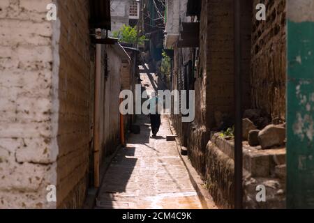 Une scène typique de rue dans la communauté indigène TZ'utujil Maya de Santiago de Atitlán, département de Sololá, Guatemala. Banque D'Images