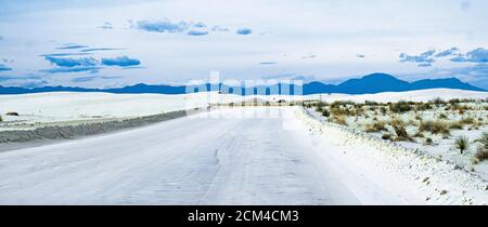 Vue sur la route en cristal de gypse dans le parc national de White Sands, Nouveau-Mexique, États-Unis, vue de la voiture Banque D'Images