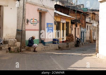 Une scène typique de rue dans la communauté indigène TZ'utujil Maya de Santiago de Atitlán, département de Sololá, Guatemala. Banque D'Images