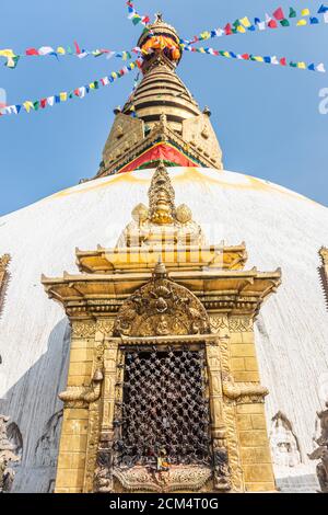 Tour de la Boudhanath Stupa décorée de drapeaux à Katmandou, Népal. Banque D'Images