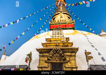 Tour de la Boudhanath Stupa décorée de drapeaux à Katmandou, Népal. Banque D'Images