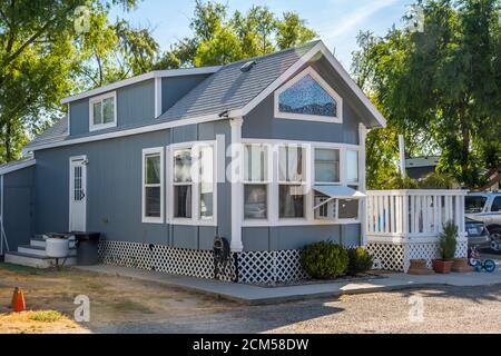 Lac Elsinore, CA, États-Unis - 7 mai 2020 : un petit chalet de grand standing dans le parc de véhicules de camping Roadrunner Banque D'Images