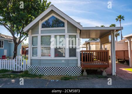 Lac Elsinore, CA, États-Unis - 7 mai 2020 : un petit chalet de grand standing dans le parc de véhicules de camping Roadrunner Banque D'Images