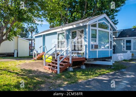 Lac Elsinore, CA, États-Unis - 7 mai 2020 : un petit chalet de grand standing dans le parc de véhicules de camping Roadrunner Banque D'Images