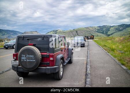 Parc national de Yellowstone, Wyoming, États-Unis - 23 juin 2019 : une Jeep Wrangler Unlimited Sports garée le long du parc de la réserve Banque D'Images