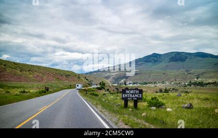 Parc national de Yellowstone, Wyoming, États-Unis - 23 juin 2019 : panneau accueillant au point d'entrée du parc de la réserve Banque D'Images