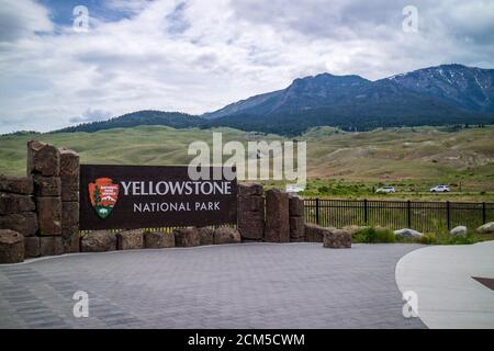 Parc national de Yellowstone, Wyoming, États-Unis - 23 juin 2019 : panneau accueillant au point d'entrée du parc de la réserve Banque D'Images