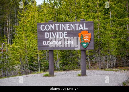 Parc national de Yellowstone, Wyoming, États-Unis - 23 juin 2019 : panneau accueillant au point d'entrée du parc de la réserve Banque D'Images