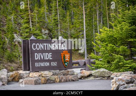 Parc national de Yellowstone, Wyoming, États-Unis - 23 juin 2019 : panneau accueillant au point d'entrée du parc de la réserve Banque D'Images