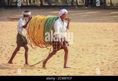 La vie des pêcheurs traditionnels au Kerala, bateau de pêche en bois, pêcheur jetant le filet dans le rivage, pêcheur répare le filet de pêche, Banque D'Images