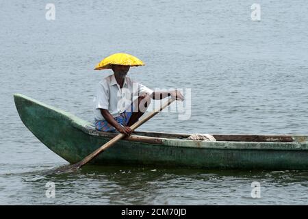 La vie des pêcheurs traditionnels au Kerala, bateau de pêche en bois, pêcheur jetant le filet dans le rivage, pêcheur répare le filet de pêche, Banque D'Images