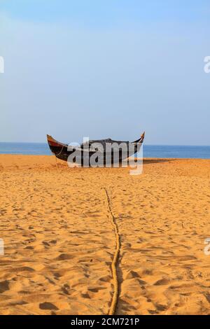 La vie des pêcheurs traditionnels au Kerala, bateau de pêche en bois, pêcheur jetant le filet dans le rivage, pêcheur répare le filet de pêche, Banque D'Images