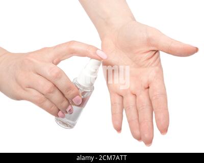 Femme appliquant un désinfectant pour les mains, se laver les mains avec du gel alcoolisé ou un désinfectant antibactérien après avoir utilisé une salle de bain publique.concept d'hygiène, bac blanc Banque D'Images