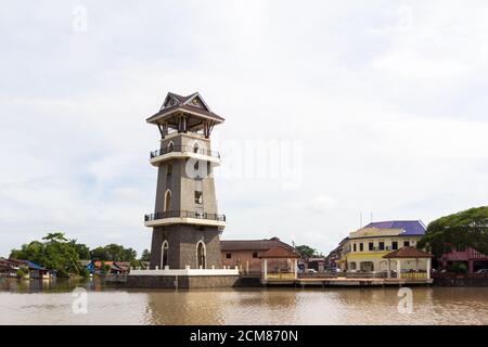 Le pittoresque Dataran Tanjung Chali avec son imposante tour comme vue depuis le parc de l'autre côté de la rivière Banque D'Images