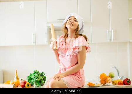 Portrait de jeune femme au foyer dans la cuisine moderne Banque D'Images