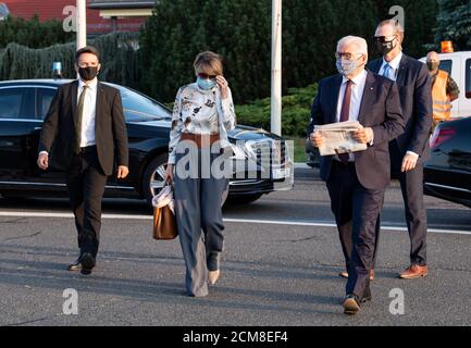 Berlin, Allemagne. 17 septembre 2020. Le président fédéral Frank-Walter Steinmeier (devant, r) et son épouse Elke Büdenbender montent dans un avion de l'aile spéciale de la Mission aérienne des Forces armées fédérales allemandes, dans la section militaire de l'aéroport de Tegel, pour prendre l'avion pour Milan (Italie). Le Président fédéral Steinmeier et sa femme se rendent dans le nord de l'Italie à l'invitation du Président italien pour une visite de deux jours. Credit: Bernd von Jutrczenka/dpa/Alamy Live News Banque D'Images