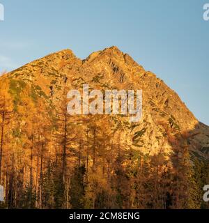 Les sommets de Predne et Mlynicke Solisko sur la montagne de Soliskovy crête dans les montagnes Vysoke Tatry en Slovaquie pendant la matinée d'automne Banque D'Images