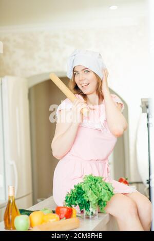 Portrait de jeune femme au foyer dans la cuisine moderne Banque D'Images