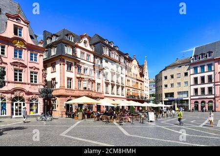 Mayence, Allemagne - juillet 2020 : place du vieux marché dans le centre historique de Mayence le jour ensoleillé de l'été Banque D'Images