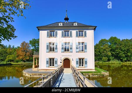 Petit patrimoine culturel baroque château bâtiment appelé 'Trappenseeschloss' en milieu Du lac à Heilbronn en Allemagne le jour ensoleillé Banque D'Images