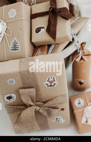 Préparation du calendrier de l'Avent en attente de Noël. Cadeaux emballés pour les enfants. Tradition saisonnière. Noël écologique Banque D'Images