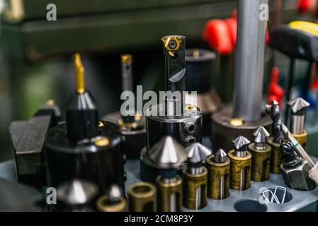 Diverses tailles d'outils de coupe de tours utilisés fraises à rainurer en carbure pour le centre d'usinage dans les travaux de métal. Banque D'Images