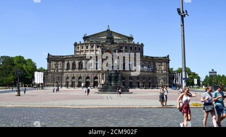 Le Semperoper est l'opéra de Dresde en Allemagne Banque D'Images