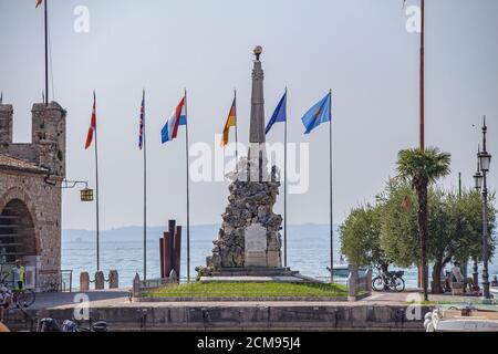 Vue sur Dogana Veneta à Lazise, Italie Banque D'Images