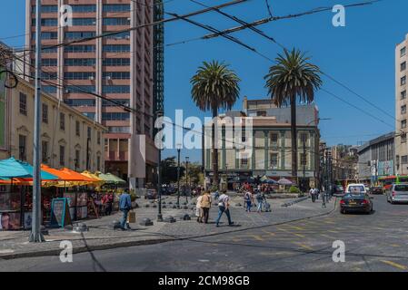 Vue sur la Plaza Anibal Pinto Square à Valparaiso, Chili Banque D'Images