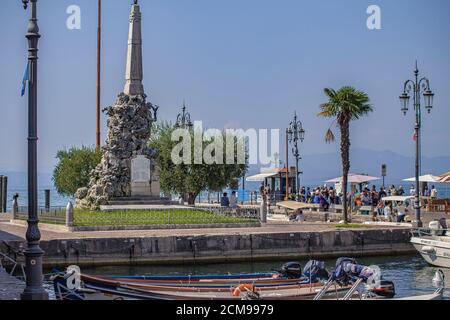 Vue sur le lac de Garde en Italie Banque D'Images