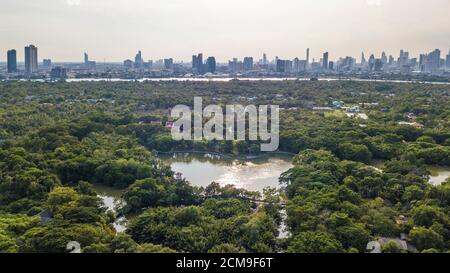 Bangkok. 29 août 2020. La photo aérienne prise le 29 août 2020 montre le Parc Khan et le jardin botanique de Sri Nakhon Khuean à Bangkok, en Thaïlande. Les grands et petits parcs de la ville de Bangkok sont non seulement d'excellents endroits pour les citoyens pour se détendre et faire de l'exercice, mais aussi une partie importante de l'équilibre écologique de la ville. Le gouvernement municipal local élargit la zone verte de la ville en plantant des arbres et en construisant de nouveaux parcs. Credit: Zhang Keren/Xinhua/Alay Live News Banque D'Images