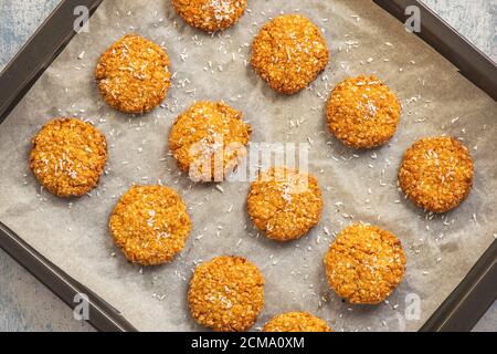 Biscuits de millet sans gluten avec flocons de noix de coco. Banque D'Images