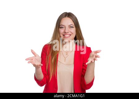 Une jeune femme d'affaires en costume rouge, il sourit et se répand les mains, un arrière-plan isolé en blanc Banque D'Images