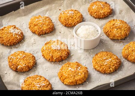 Biscuits de millet sans gluten avec flocons de noix de coco. Banque D'Images