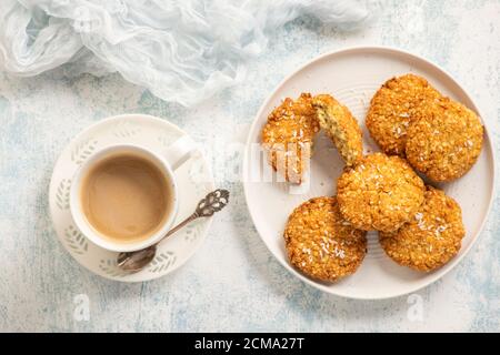 Biscuits de millet sans gluten avec flocons de noix de coco. Banque D'Images
