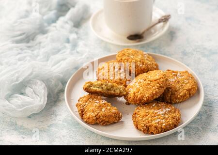Biscuits de millet sans gluten avec flocons de noix de coco. Banque D'Images