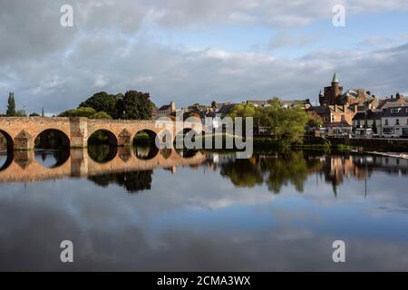 Dumfries par la rivière Nith près de la Caul et Burns Centre donnant sur le vieux pont ou le pont Devorgilla et En face des magasins sur les Whitesands Banque D'Images