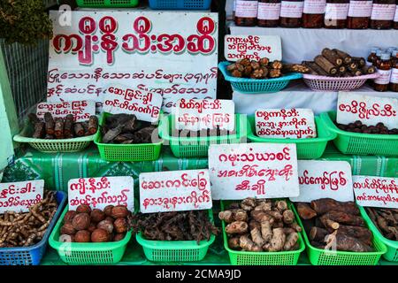 Légumes vendus sur un marché de rue menant à la Pagode Kyaiktiyo au Myanmar, ancienne Birmanie Banque D'Images