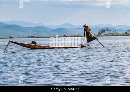 Fisher traditionnel d'une jambe sur le lac Inle à Mayanmar, ancienne Birmanie en Asie Banque D'Images