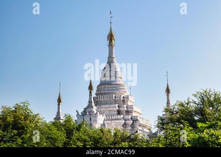 Ruines de l'ancien royaume d'Ava Amarapura dans l'état de Mandalay Myanmar, ancienne Birmanie. Monastère de Maha Aung Mye bon Zan, Ava, à proximité de Mandalay Banque D'Images