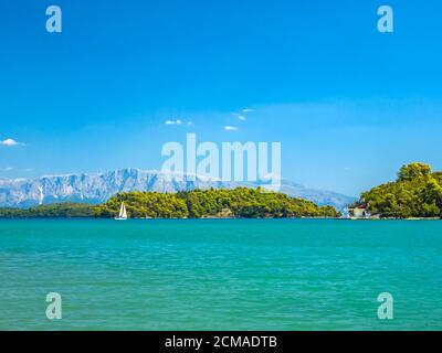 Navire de Saiing dans la baie de Nidri en Grèce Banque D'Images