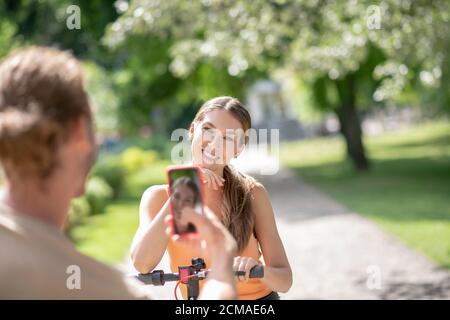 Jeune homme faisant la photo de sa petite amie Banque D'Images