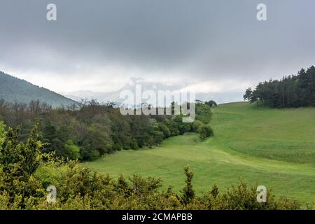 Campagne française. Pic de montagne escarpé sur les hauteurs de Vercors, France. Banque D'Images