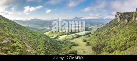 Campagne française. Col de Rousset : vue panoramique sur les hauteurs du Vercors, les collines de marly et la vallée du Val de Drôme. Banque D'Images