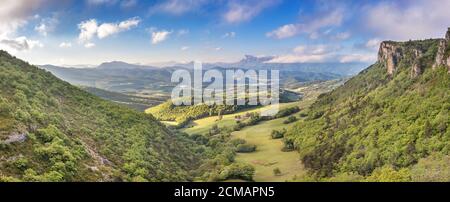 Campagne française. Col de Rousset : vue panoramique sur les hauteurs du Vercors, les collines de marly et la vallée du Val de Drôme. Banque D'Images