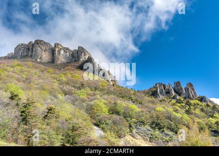 Campagne française. Pic de montagne escarpé sur les hauteurs de Vercors, France. Banque D'Images