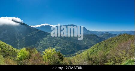 Campagne française. Vue panoramique sur les hauteurs du Vercors, les collines de marly et la vallée du Val de Drôme. Banque D'Images