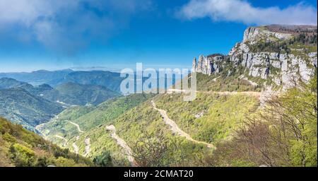 Campagne française. Col de Rousset : vue panoramique sur les hauteurs du Vercors, les collines de marly et la vallée du Val de Drôme. Banque D'Images