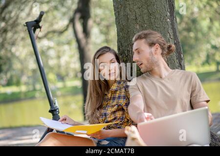 Deux jeunes étudient ensemble et discutent de quelque chose Banque D'Images