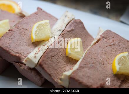 Assiette d'entrée de pâté de foie ou de pâté de campagne, un mélange de viande de pays de pain coupé en tranches et garni de citron, hors-d'œuvre ou hors d'œuvre Banque D'Images